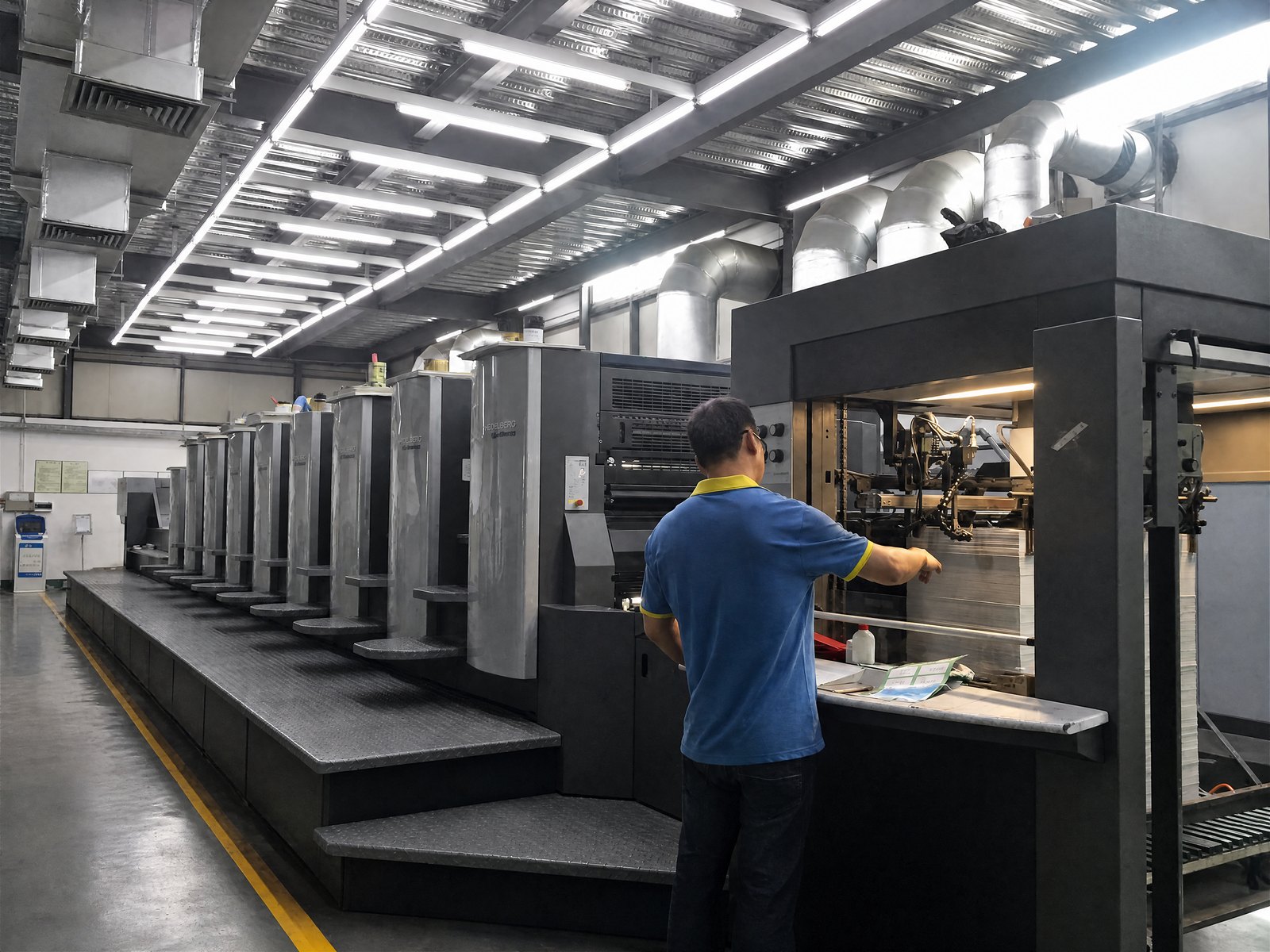 Seven-colour sheet-fed press running a packaging print job