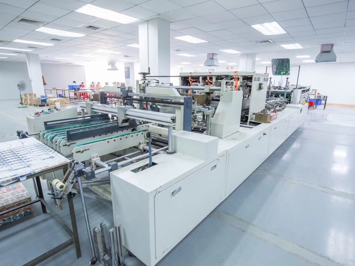 Automatic in-line gluing machine producing folding cartons